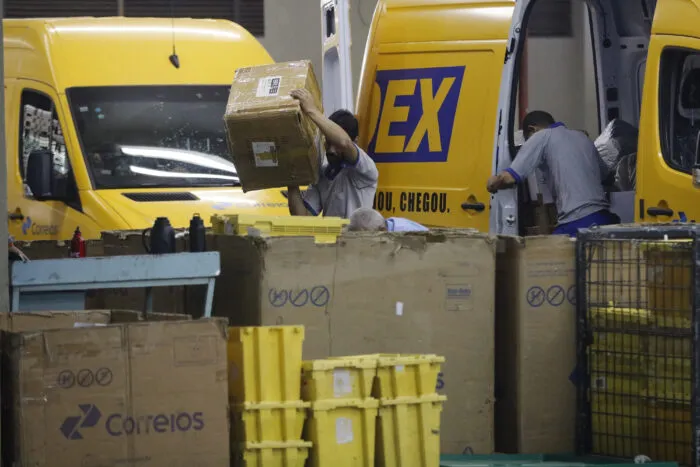 Notas falsas de R$ 100 são encontradas em agência dos Correios em cidade da Zona da Mata 2 notas falsas correios