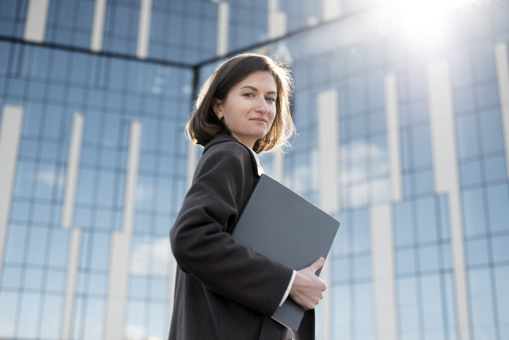 Carreira sustentável: o novo sucesso é crescer sem se esgotar 1 financially independent woman going work 1