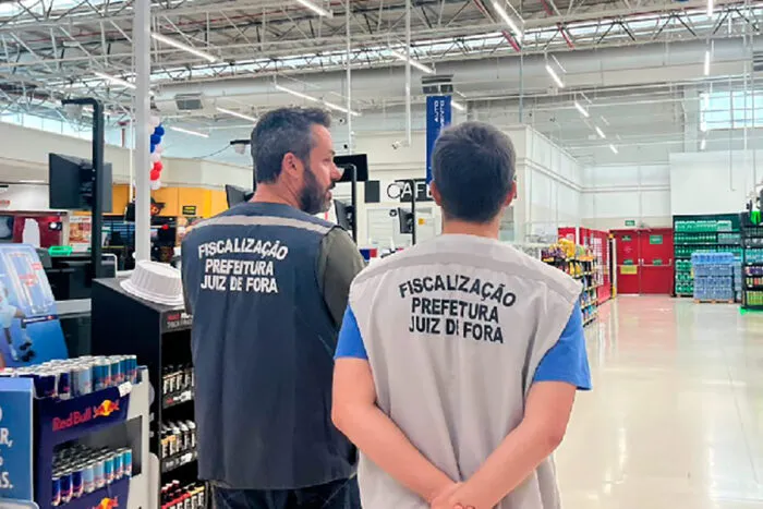 Mais de 900 litros de bebidas são apreendidos e 3 estabelecimentos interditados em JF por suspeita de adulteração 2 Operação do Procon resulta em mais de 250 litros de bebidas apreendidas em Juiz de Fora