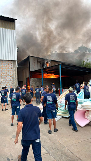 Incêndio atinge garagem usada como moradia na Zona Nordeste de Juiz de Fora 2 incêndio galpão