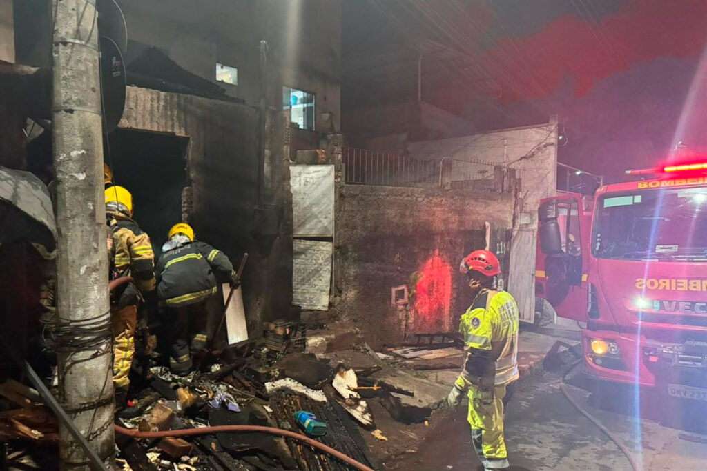 Incêndio atinge garagem usada como moradia na Zona Nordeste de Juiz de Fora 2 incendio vila montanhesa bombeiros jf