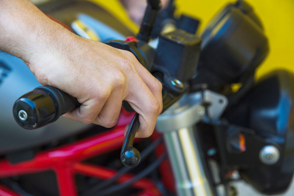 Justiça nega indenização a dono de moto que constatou rachadura na roda após pouco uso 1 motociclista mao moto by freepik
