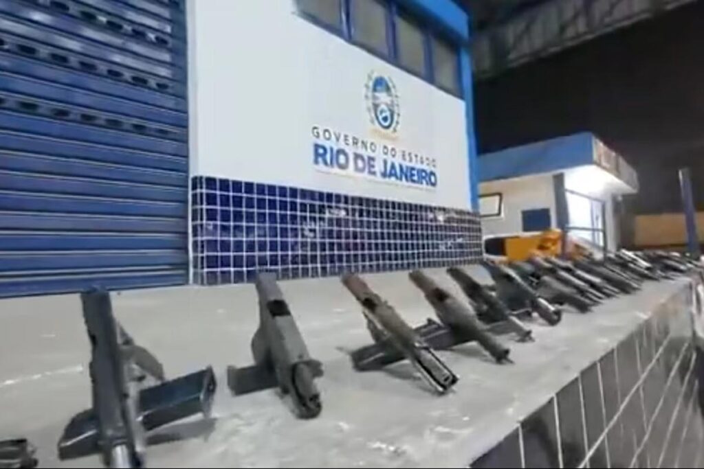 Mulher é presa em ônibus em Itatiaia com 30 pistolas destinadas ao Comando Vermelho