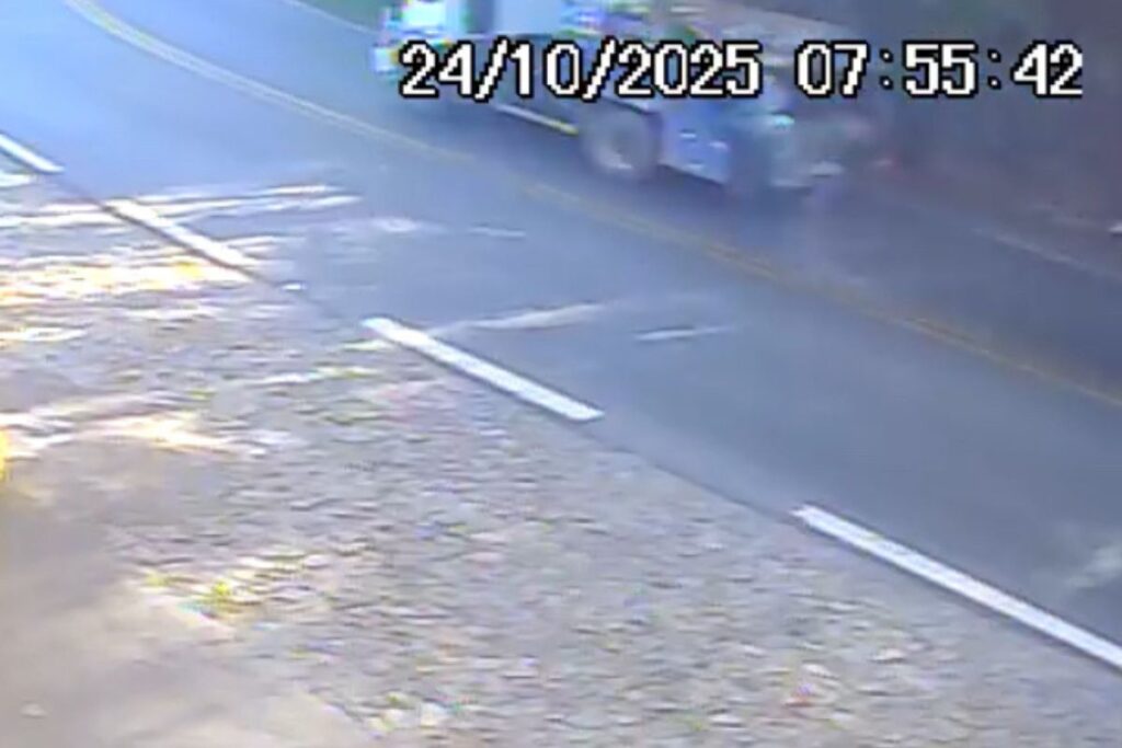 VÍDEO: Caminhão derrama resíduo na pista minutos antes de acidente entre ônibus e carreta 1 VÍDEO: Caminhão derrama resíduo na pista antes de acidente com ônibus