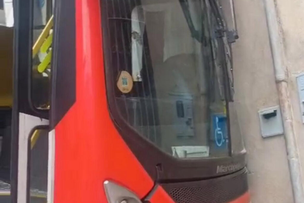 Criança de 1 ano é levada ao HPS após ônibus atingir muro de casa em Juiz de Fora 1 ônibus-acidente-criança