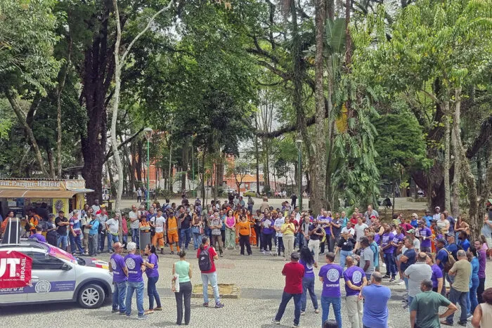 Manifestantes descem calçadão após ato em frente à Câmara contra PEC 1 protesto PEC
