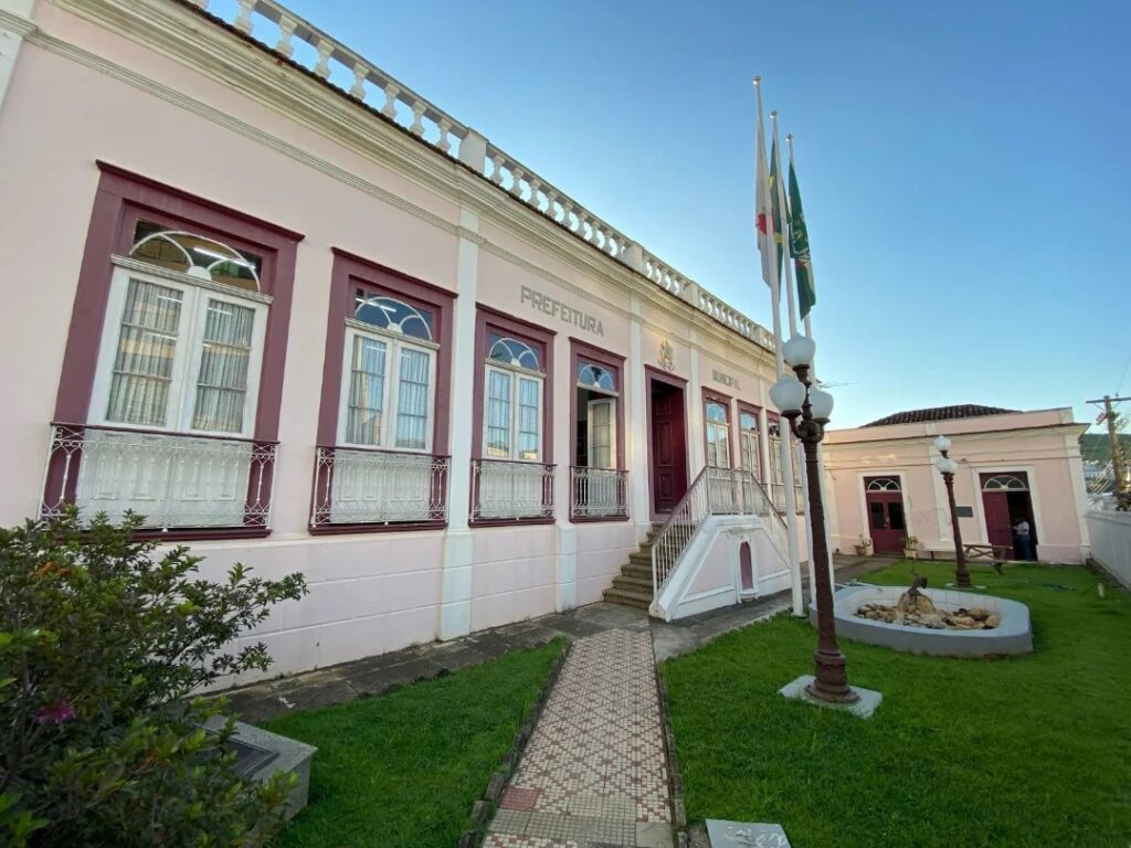 Câmara de Leopoldina forma CPI para investigar licitações de flores e mudas