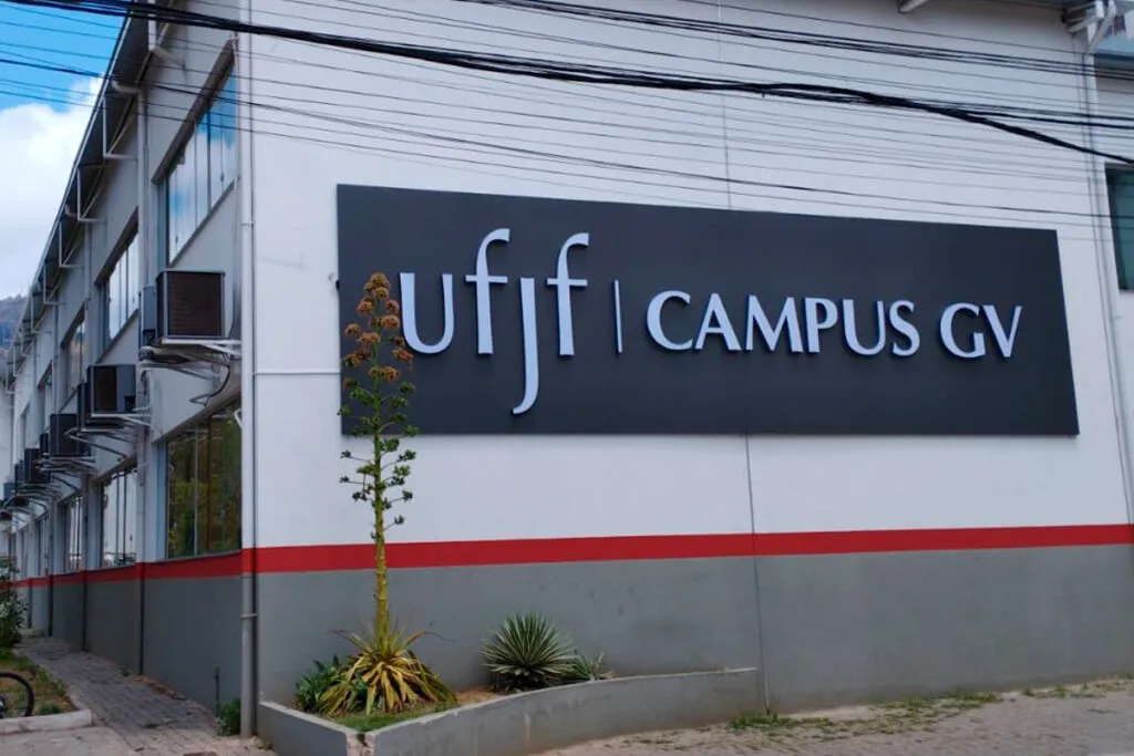 UFJF abre seleção para professores substitutos; salários chegam a R$ 8 mil 1 UFJF seleciona professores substitutos em JF e Governador Valadares; remuneração de até R$ 8.058,29 e inscrições gratuitas até 8 de junho.