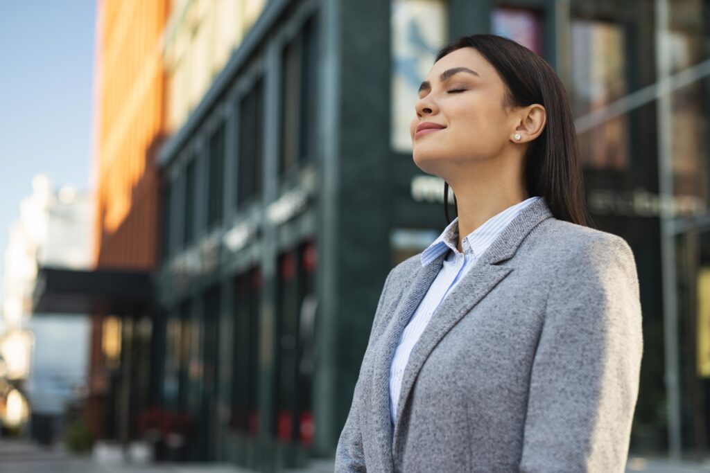 Autoconhecimento como diferencial competitivo na carreira 1 side view businesswoman outdoors city
