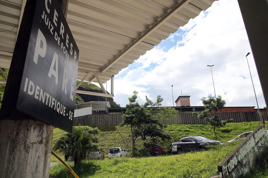 Detentos do Ceresp se recusam a obedecer policiais