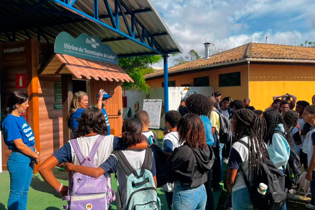 Produtores do Amanhã leva alunos de Juiz de Fora à Embrapa para vivência sobre o ciclo do leite 3 visita alunos jf pjf