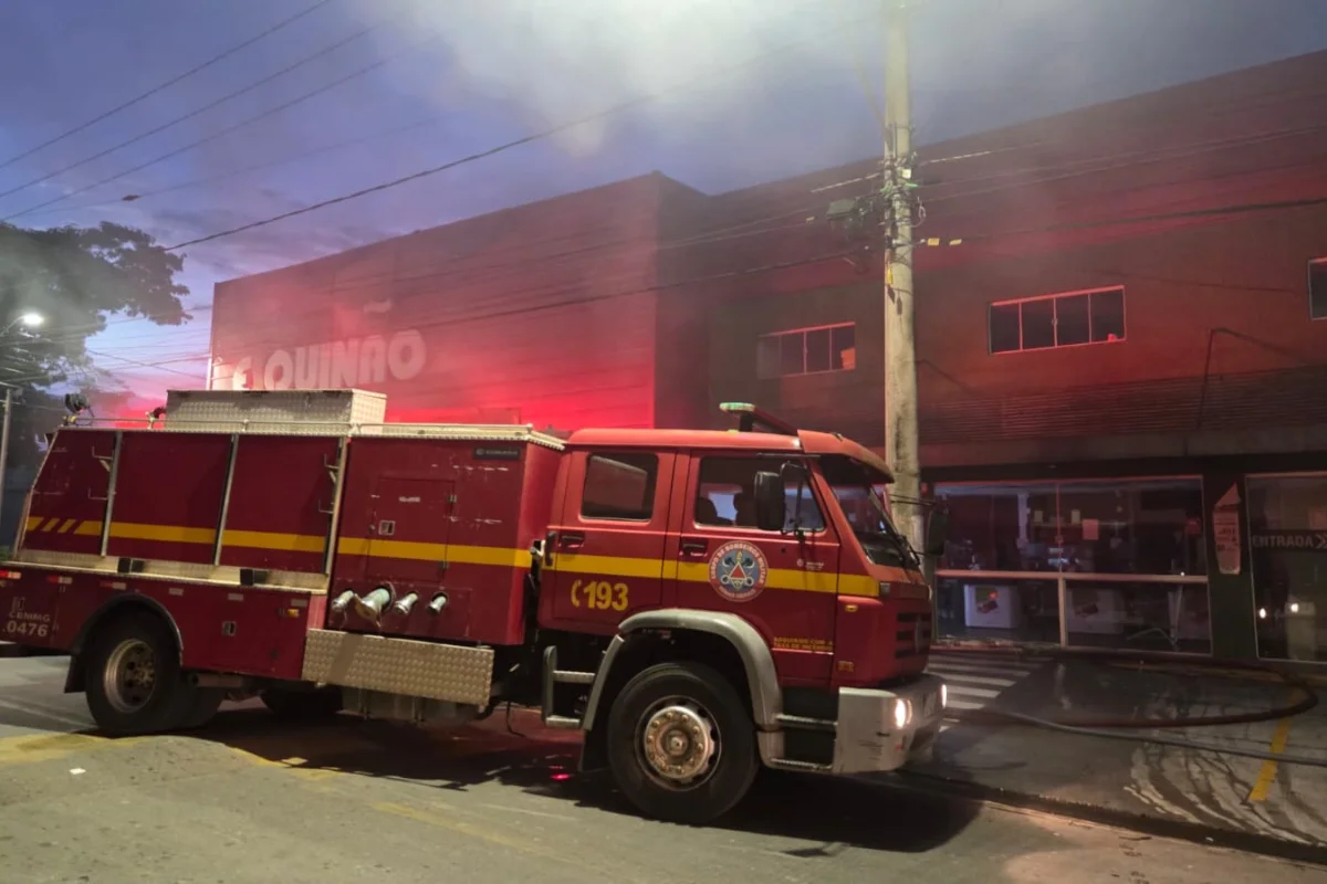 Supermercado é atingido por incêndio de grandes proporções
