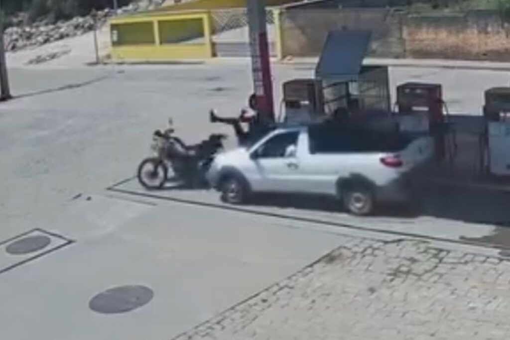 Dupla assalta comércio, foge com moto roubada e é presa após perseguição