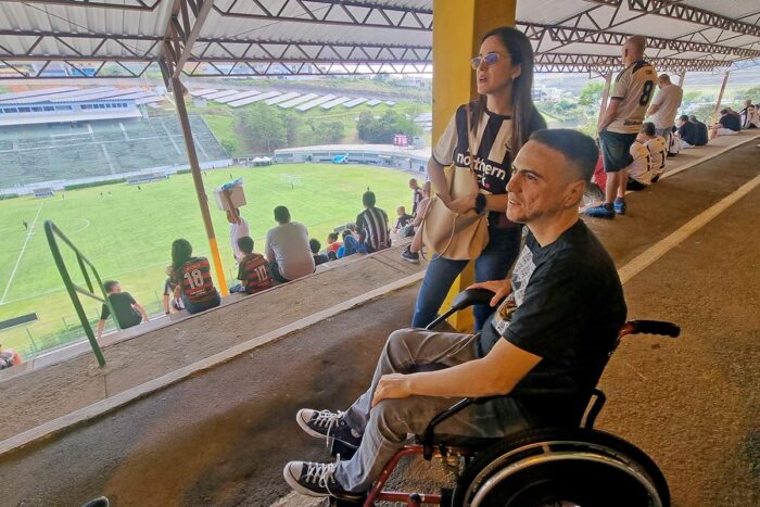 Torcedor usuário de cadeira de rodas relata obstáculos no acesso ao Estádio Municipal 2 CADEIRANTE JOGO TUPI 001 LEONARDO COSTA