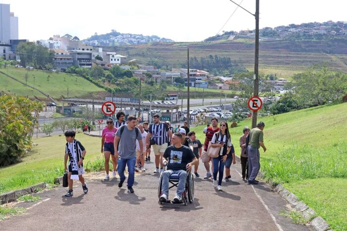 Torcedor usuário de cadeira de rodas relata obstáculos no acesso ao Estádio Municipal 1 Torcedor cadeirante relata obstáculos de acesso no Estádio Municipal