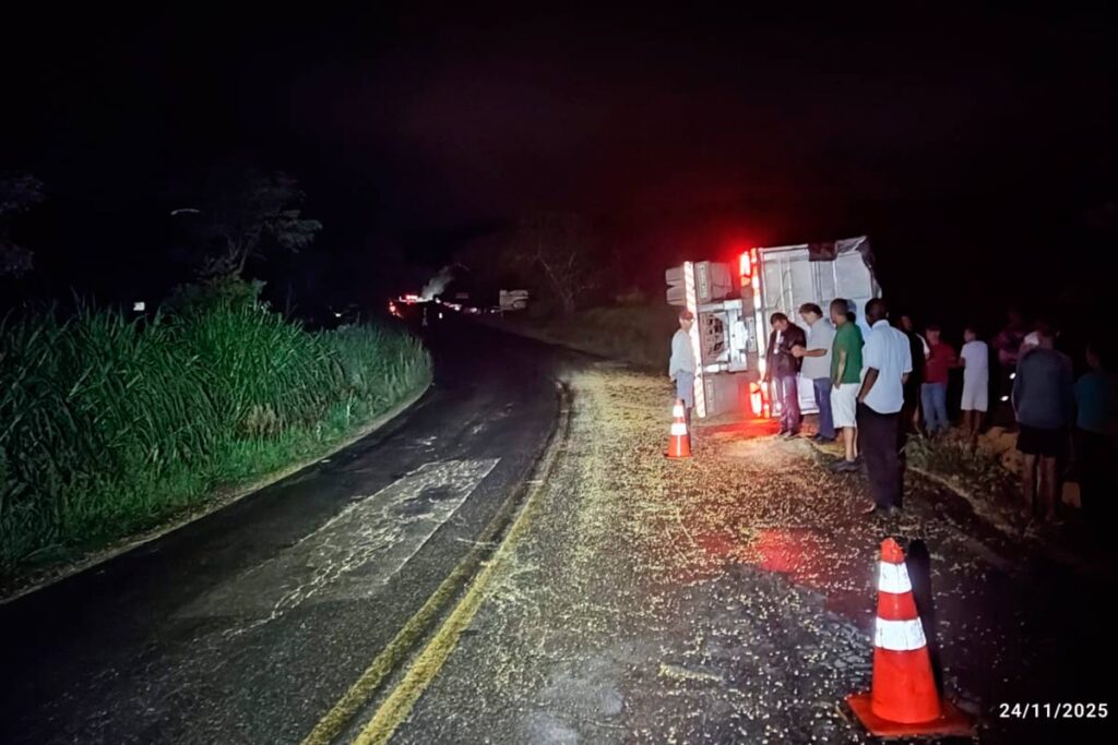 Motorista de caminhão morre e carga é espalhada na pista durante acidente na MGC-265 2 CAMINHÃO-TOMBA-MGC-265