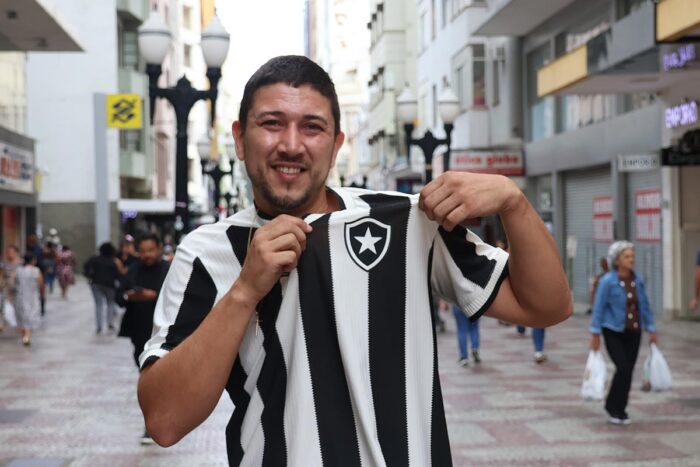 Calçadão é palco do 'desfile de camisas' de futebol e símbolo da paixão do torcedor 5 Calcadao Botafogo Leonardo Costa