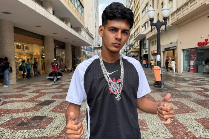 Calçadão é palco do 'desfile de camisas' de futebol e símbolo da paixão do torcedor 3 Calcadao Corinthians Davi Sampaio