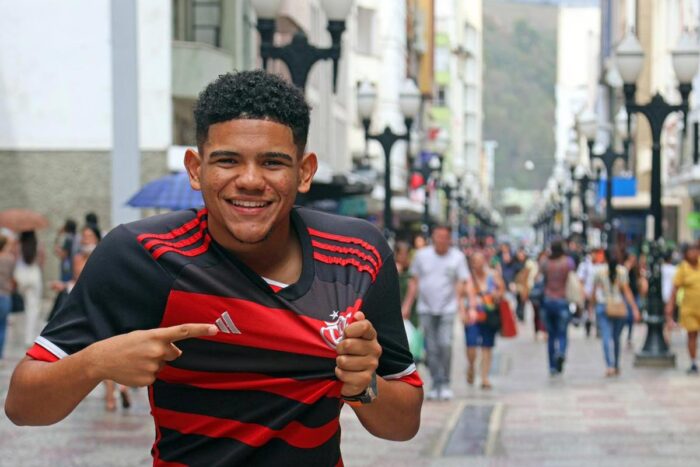 Calçadão é palco do 'desfile de camisas' de futebol e símbolo da paixão do torcedor 1 Calcadao Flamengo Leonardo Costa