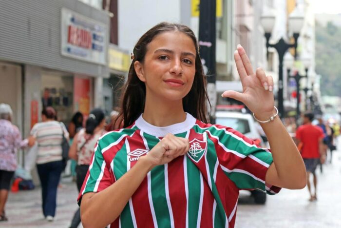 Calçadão é palco do 'desfile de camisas' de futebol e símbolo da paixão do torcedor 4 Calcadao Fluminense Leonardo Costa