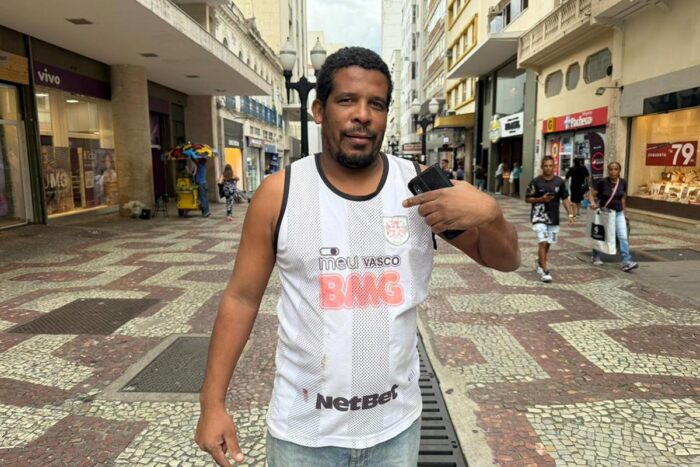 Calçadão é palco do 'desfile de camisas' de futebol e símbolo da paixão do torcedor 2 Calcadao Vasco Davi Sampaio
