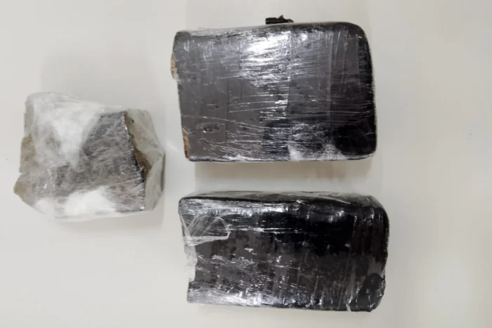 Celulares e drogas são apreendidos em revistas em penitenciária de Juiz de Fora 3 Celulares e drogas são apreendidos em revistas em penitenciária de Juiz de Fora