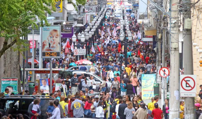Para além da facada: Calçadão é ponto de encontro da política em Juiz de Fora 4 ELEICOES 2014 LEONARDO COSTA 04.10.2014 02.10.20 h a39 1