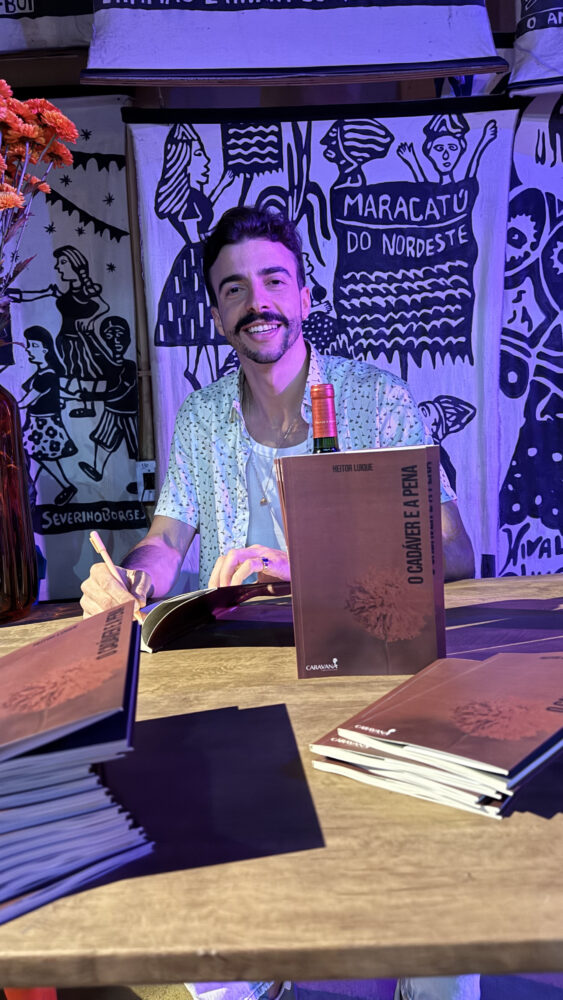 Heitor Luique estreia com 'O cadáver e a pena', coletânea que reflete sobre tempo, palavra e renascimento poético 2 HL vert 1