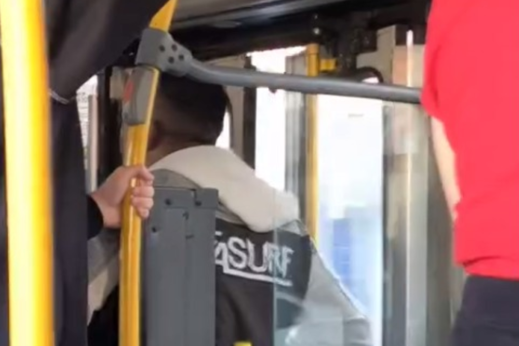 Homem quebra onibus Reproducao
