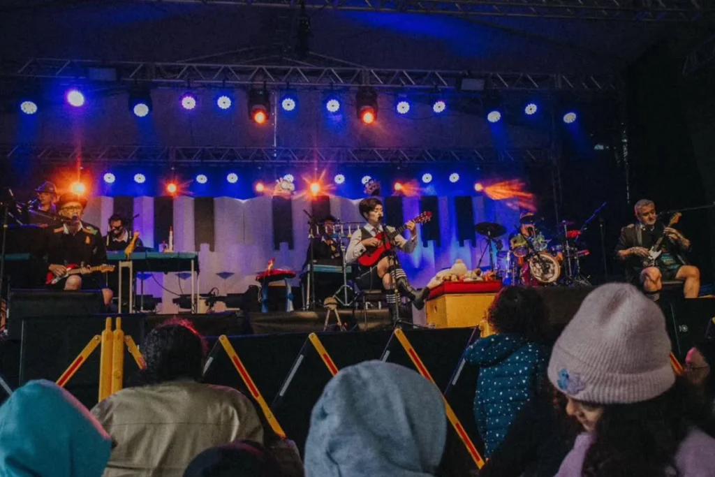 “Não podemos subestimar as crianças”: Pato Fu apresenta sucessos com instrumentos de brinquedo em Juiz de Fora 2 Pato Fu Divulgacao