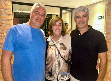 Coluna Cesar Romero – 25 de novembro de 2025 2 Sandra Procopio Villela com os filhos Douglas e Diogo 241125 CR IMG 3386
