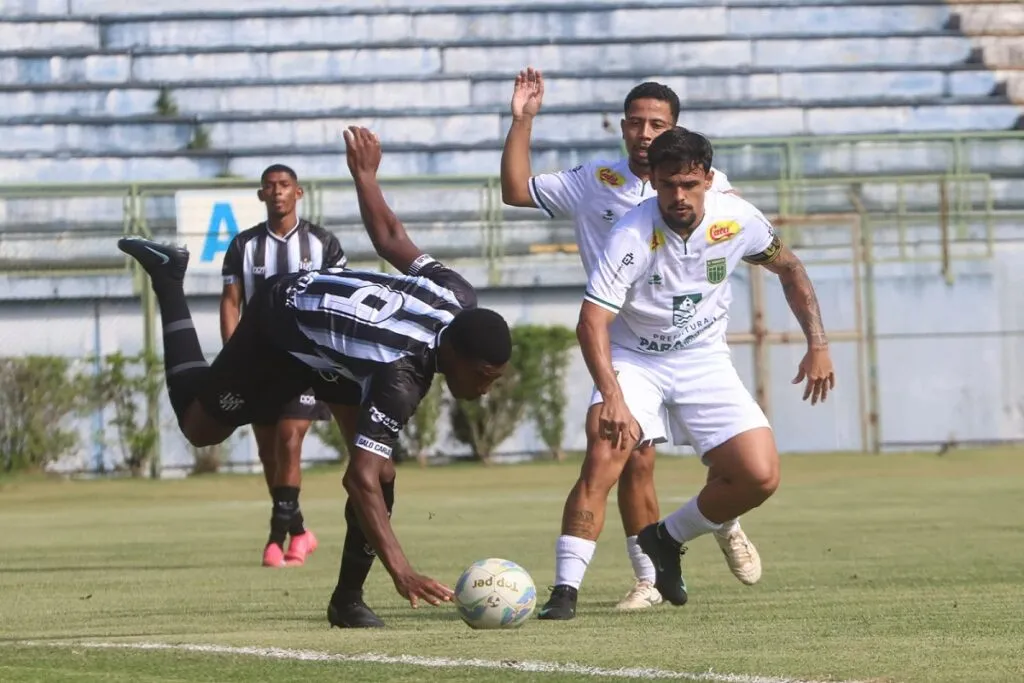 Tupi leva gol nos acréscimos, perde para o Paracatu e está fora do Módulo II 1 Tupi sofre derrota 3 Leonardo Costa