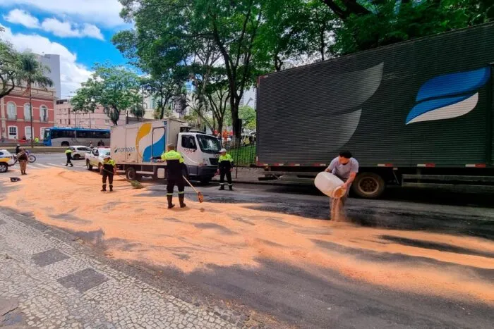 Caminhão derrama óleo de cozinha e interdita a Rua Fernando Lobo