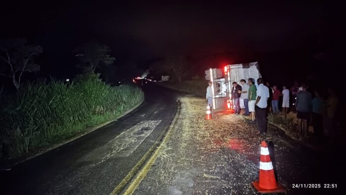 Motorista de caminhão morre e carga é espalhada na pista durante acidente na MGC-265 1 WhatsApp Image 2025 11 25 at 14.58.29