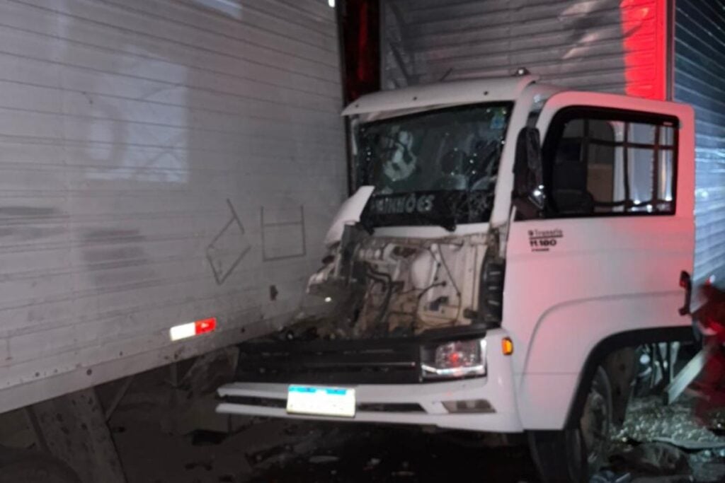 Menino de 13 anos fica preso entre as ferragens em acidente na MGC-482