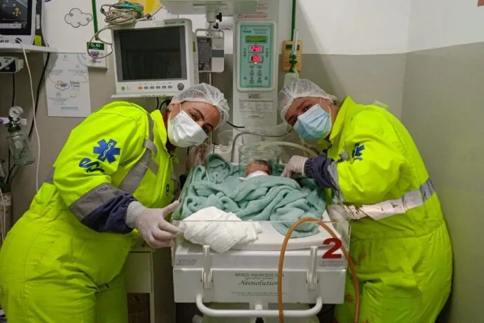 VÍDEO: Bebê nasce dentro de ambulância após mãe entrar em trabalho de parto em pedágio na BR-040 2 Bebê nasce dentro de ambulância após mãe entrar em trabalho de parto em pedágio na BR-040