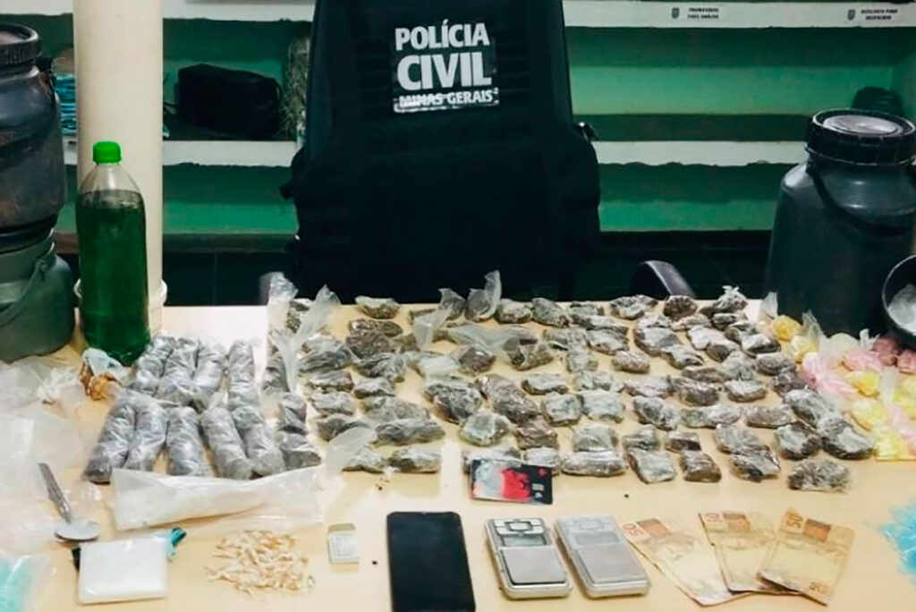 Polícia apreende drogas em cidade da região 1 Polícia apreende 46 pedras de crack, 125 buchas e 83 tabletes de maconha e quase 600 pinos de cocaína