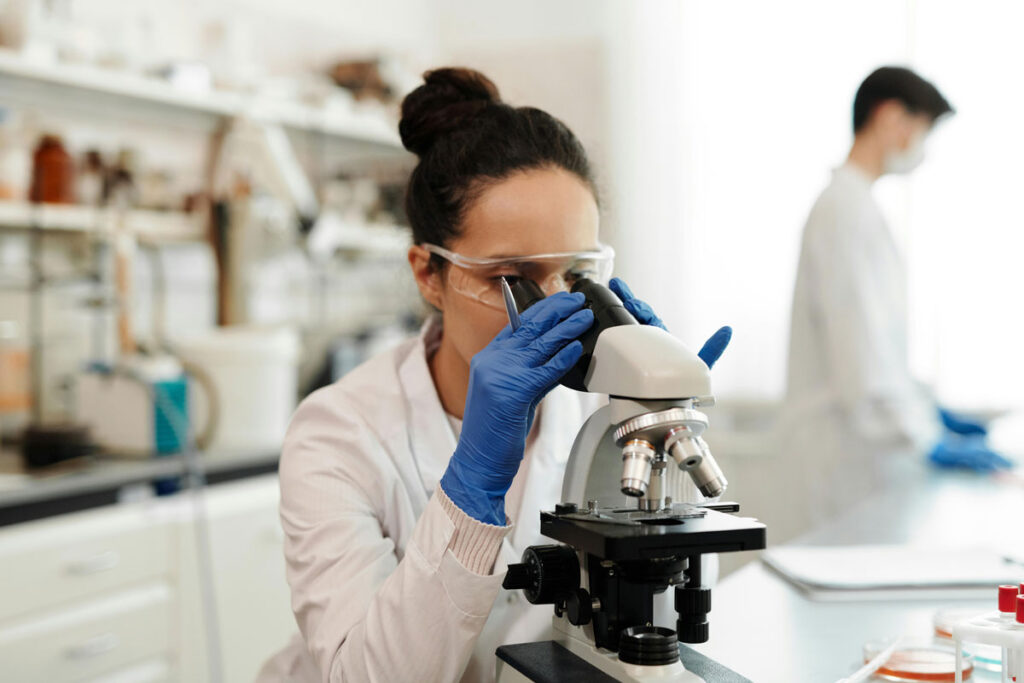 Estudante receberá R$ 7 mil após atraso na colação de grau por falta de estágio obrigatório 1 estudante biomedicina pexels laboratorio