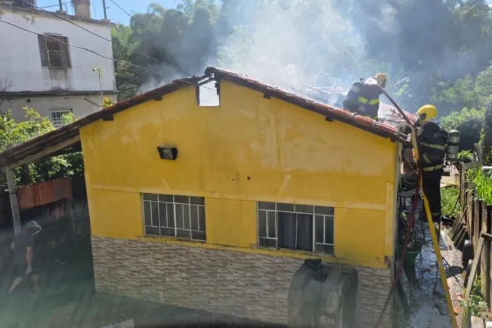 VÍDEO: Incêndio atinge casa próxima ao Centro Histórico de São João del-Rei 2 Incêndio atinge casa próxima ao Centro de São João del-Rei