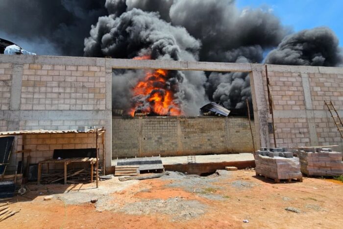 Incêndio de grandes proporções destrói fábrica de móveis em Ubá