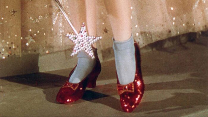 7 motivos para assistir Wicked 2 nos cinemas e revisitar a magia de Oz 5 sapatinho dorothy capa