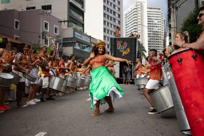 Conheça Laís Aguiar: dançarina afro e atriz que encontrou na arte um corpo ancestral 5 sem lenco lais aguiar Deborah Linhares