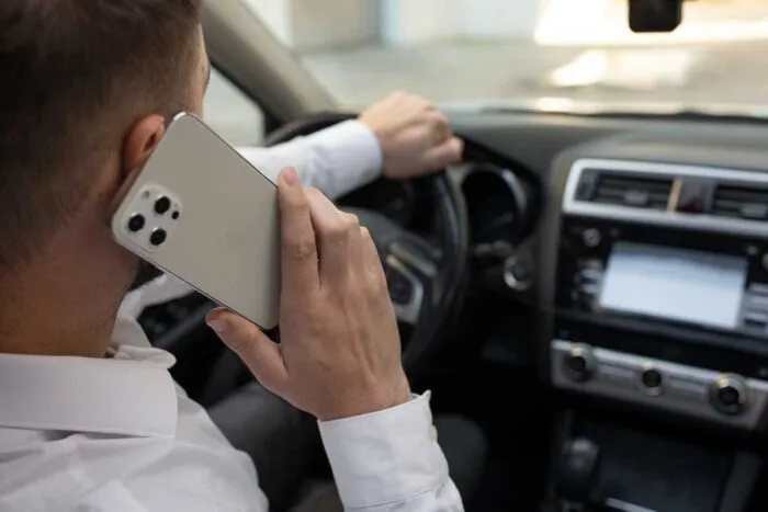 Uso do celular ao volante se torna principal perigo no trânsito, conclui pesquisa