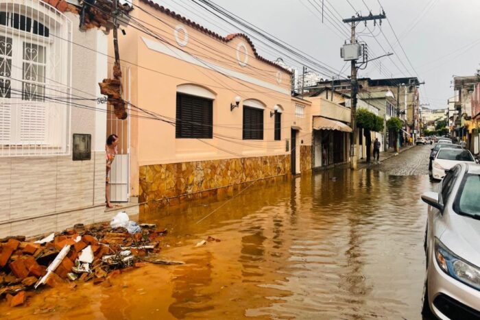 Vendaval em Leopoldina deixa ruas bloqueadas e 9 desalojados