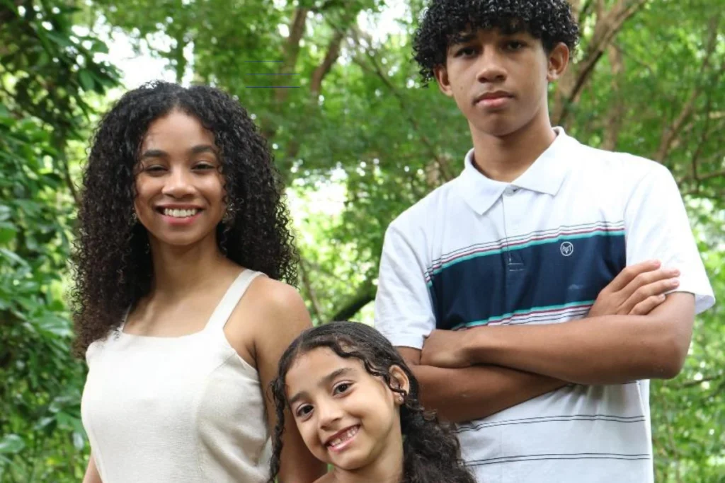 Jennifer Carvalho, 18 anos, Diogo Carvalho, 17, e Jullia Carvalho, 8