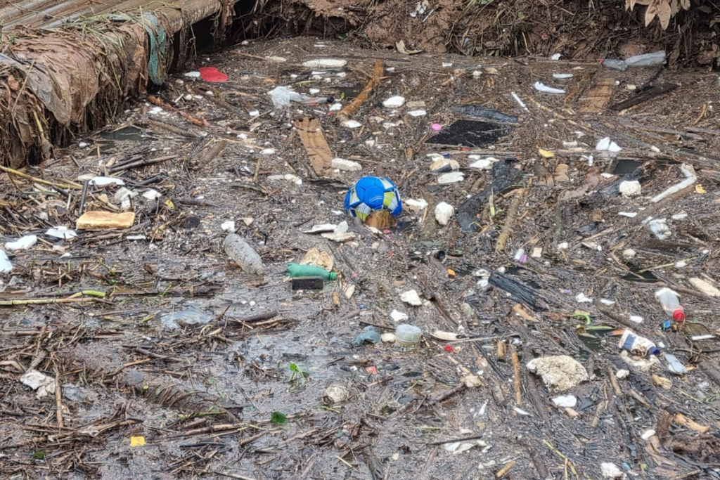 Córrego Humaitá segue com barro e lixo acumulado no Industrial após chuvas