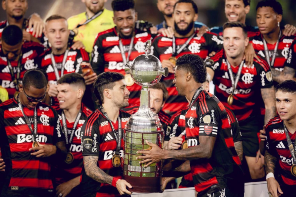 Jornalista aponta três nomes que podem deixar o Flamengo em breve