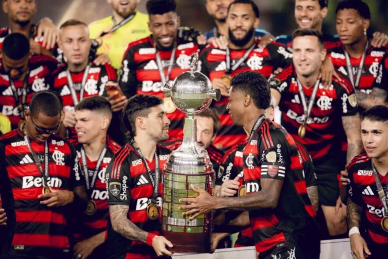 Jornalista aponta três nomes que podem deixar o Flamengo em breve