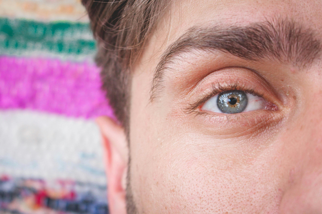 'Trend' nas redes sociais, raspar os cílios pode causar lesões nos olhos 1 'Trend' nas redes sociais, raspar os cílios pode causar lesões nos olhos