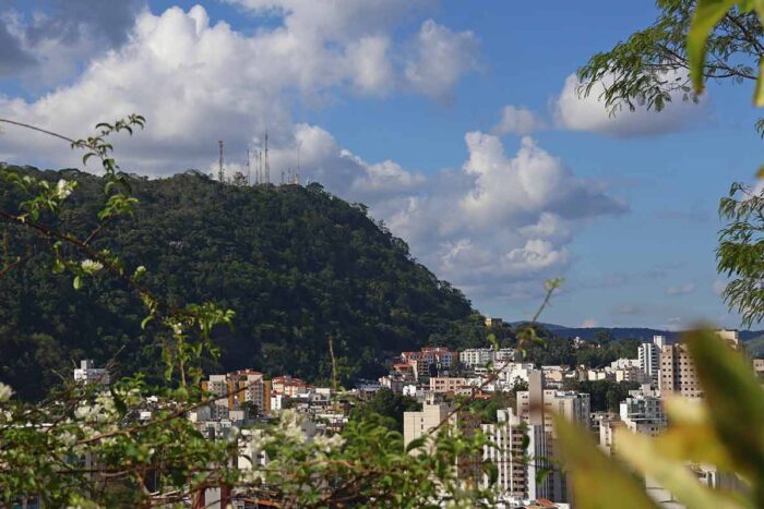 Alerta de onda de calor e pancadas de chuva: veja como fica o tempo em Juiz de Fora final de semana 